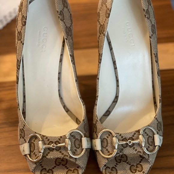 Gucci horsebit heels size 38 almost new. Worn once. No box - Picture 3 of 5